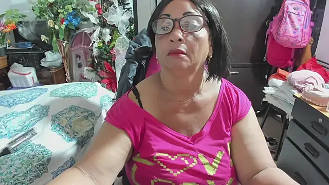 Snapshot of Mrs_mommy_ chatting on 12-21-25, 02:46 Mrs mommy online show from 12-21-25, 02:46