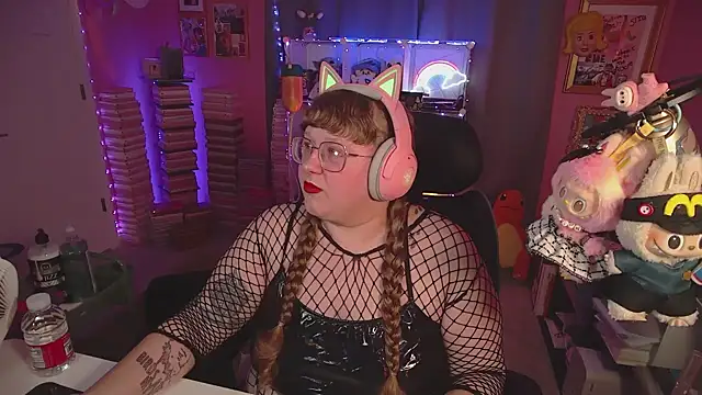 Snapshot of FatVeronica chatting on 06-18-26, 02:23 FatVeronica online show from 06-18-26, 02:23