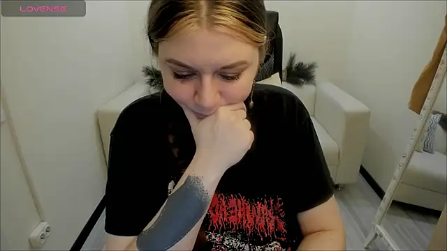 Snapshot of AlisaBacker chatting on 12-28-24, 02:22 AlisaBacker online show from 12-28-24, 02:22