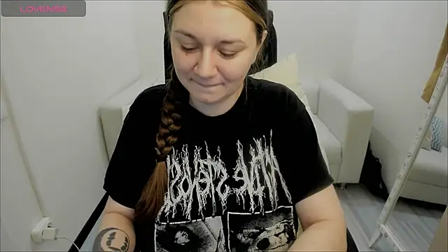 Snapshot of AlisaBacker chatting on 01-04-25, 01:42 AlisaBacker online show from 01-04-25, 01:42