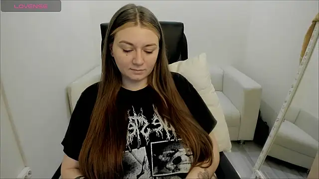 Snapshot of AlisaBacker chatting on 01-08-25, 09:44 AlisaBacker online show from 01-08-25, 09:44