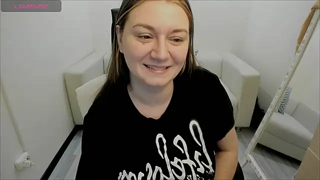 Snapshot of AlisaBacker chatting on 01-11-25, 01:37 AlisaBacker online show from 01-11-25, 01:37