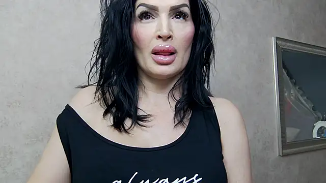 Snapshot of NicolleReyn chatting on 02-11-25, 08:10 NicolleReyn online show from 02-11-25, 08:10