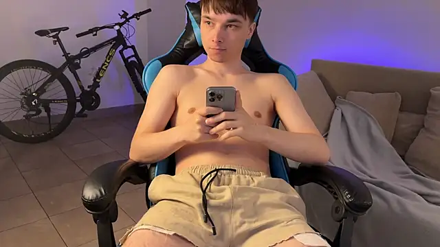 Snapshot of marcusmit chatting on 10-12-25, 03:44 marcusmit online show from 10-12-25, 03:44