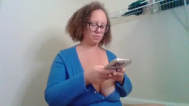 Snapshot of Paisleehaze chatting on 10-27-25, 01:31 Paisleehaze online show from 10-27-25, 01:31