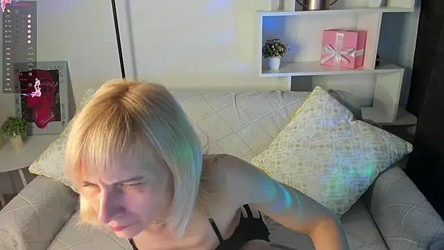 Snapshot of ElzaGlower chatting on 10-17-25, 02:04 ElzaGlower online show from 10-17-25, 02:04