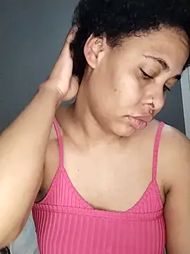 Snapshot of Su_Duarte_1 chatting on 09-18-25, 02:35 Su Duarte 1 online show from 09-18-25, 02:35