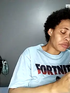 Snapshot of Su_Duarte_1 chatting on 09-27-25, 10:04 Su Duarte 1 online show from 09-27-25, 10:04