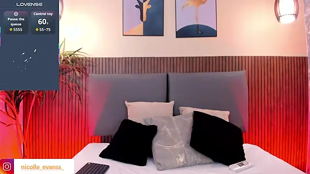 NicolleeEvanss online show from 12-19-25, 12:01