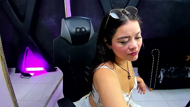 Snapshot of DarlingBDSM_ chatting on 11-19-25, 01:55 DarlingBDSM online show from 11-19-25, 01:55