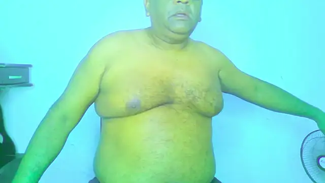 Snapshot of Beargryzzly chatting on 11-23-25, 02:44 Beargryzzly online show from 11-23-25, 02:44