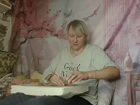 Snapshot of ElenaMaeer chatting on 09-20-25, 06:31 ElenaMaeer online show from 09-20-25, 06:31