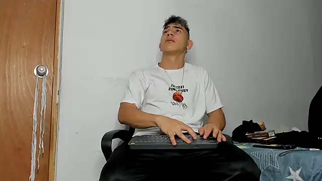 andrew rose  online show from 12-21-25, 11:56