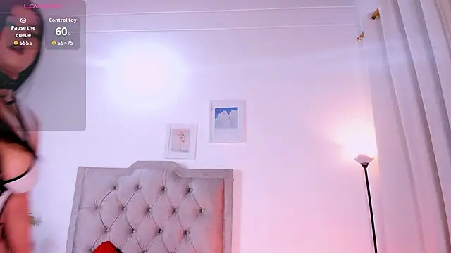 Snapshot of LindaRey_ chatting on 09-23-25, 04:59 LindaRey online show from 09-23-25, 04:59