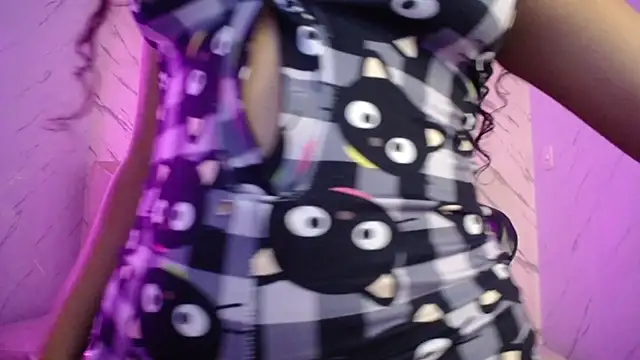 Snapshot of victoria_castillo_b chatting on 03-19-25, 08:55 victoria castillo b online show from 03-19-25, 08:55