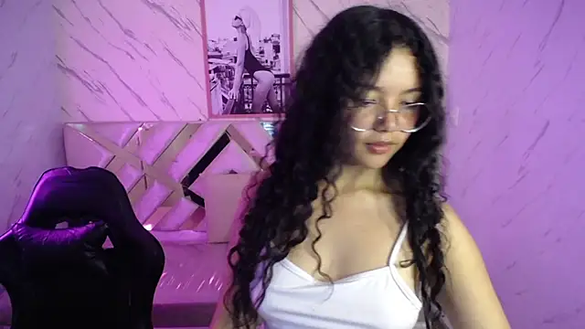 Snapshot of victoria_castillo_b chatting on 03-20-25, 03:02 victoria castillo b online show from 03-20-25, 03:02