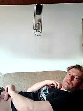 Snapshot of MArciQuarky chatting on 02-18-25, 03:32 MArciQuarky online show from 02-18-25, 03:32