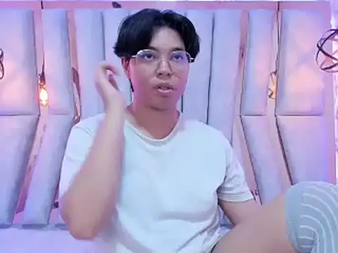 Snapshot of Emmapark_ chatting on 02-21-25, 01:00 Emmapark online show from 02-21-25, 01:00