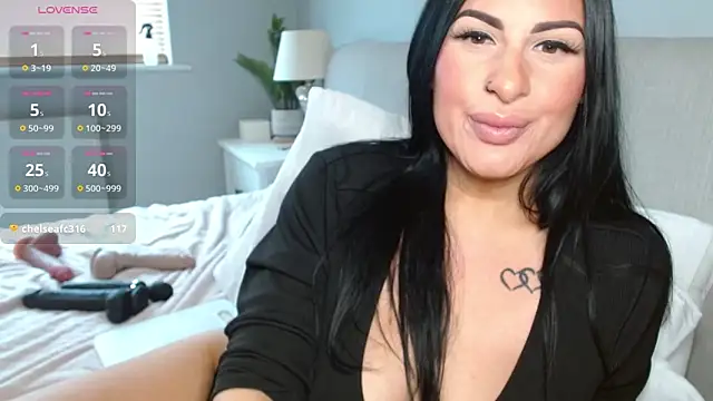 Layla UK online show from 10-15-25, 11:10