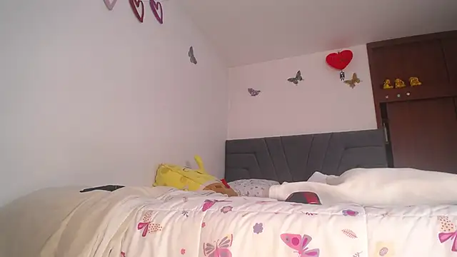 Snapshot of Yinn_Silver chatting on 03-12-25, 07:57 Yinn Silver online show from 03-12-25, 07:57