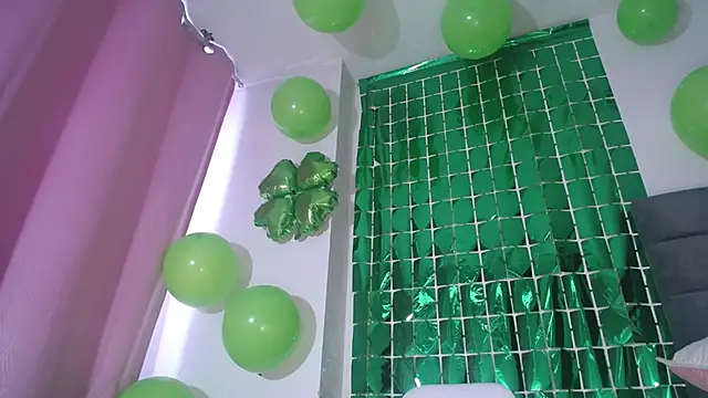 Snapshot of Yinn_Silver chatting on 03-18-25, 12:14 Yinn Silver online show from 03-18-25, 12:14