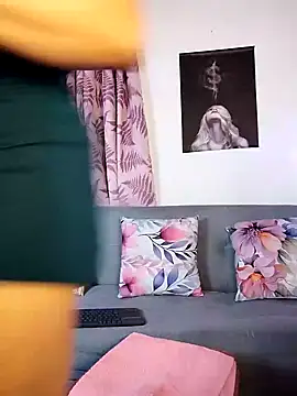 Charlotte Bayron online show from 02-05-25, 12:20