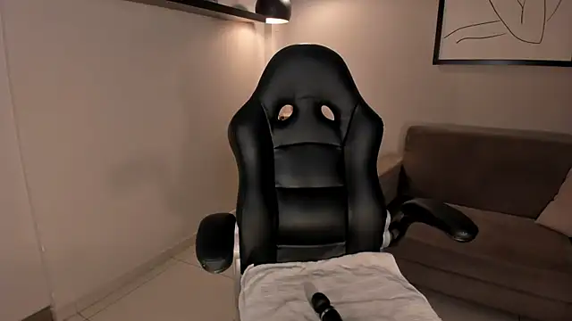 Snapshot of CharlotteCox_ chatting on 01-21-25, 05:09 CharlotteCox online show from 01-21-25, 05:09