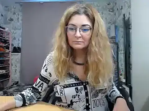 Snapshot of Helen1974 chatting on 02-19-25, 02:01 Helen1974 online show from 02-19-25, 02:01