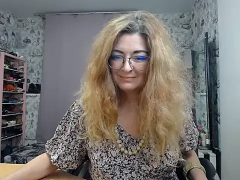 Snapshot of Helen1974 chatting on 03-12-25, 06:22 Helen1974 online show from 03-12-25, 06:22