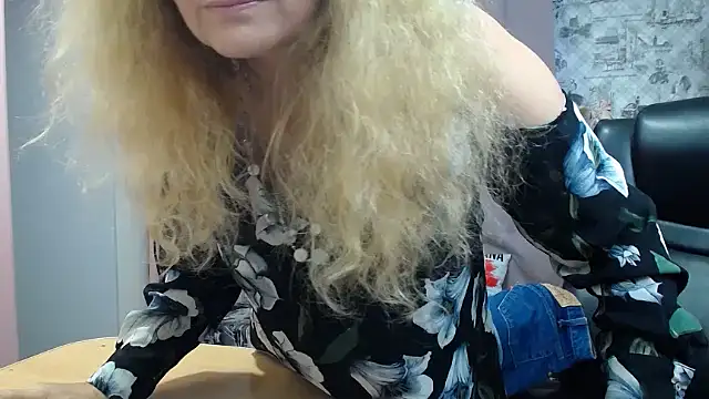 Snapshot of Helen1974 chatting on 10-18-25, 11:33 Helen1974 online show from 10-18-25, 11:33