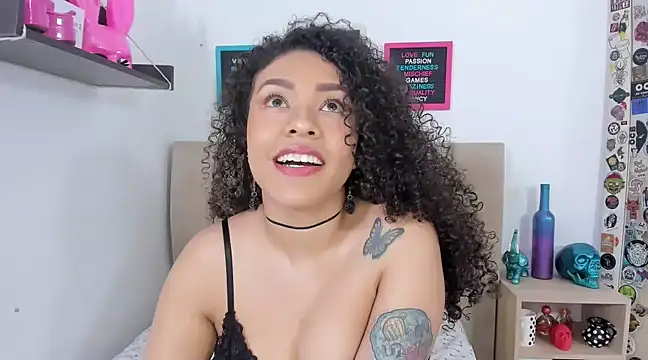 Snapshot of Zoe_Gruber chatting on 02-08-25, 12:17 Zoe Gruber online show from 02-08-25, 12:17