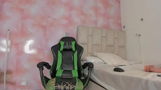 Snapshot of emily_lean_ chatting on 10-01-25, 02:06 emily lean online show from 10-01-25, 02:06