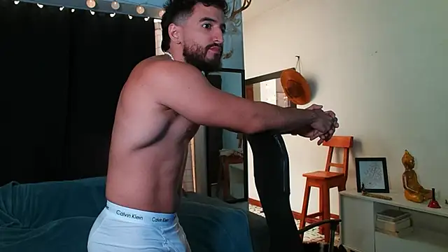 Snapshot of AndrewMartinez chatting on 01-29-25, 01:38 AndrewMartinez online show from 01-29-25, 01:38