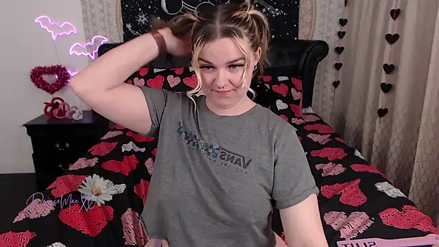 Snapshot of DaisieMaeXO chatting on 02-12-25, 01:30 DaisieMaeXO online show from 02-12-25, 01:30