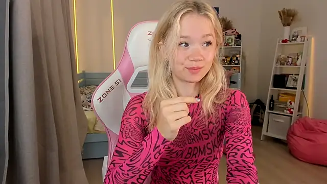 Lily Young online show from 10-08-25, 04:54