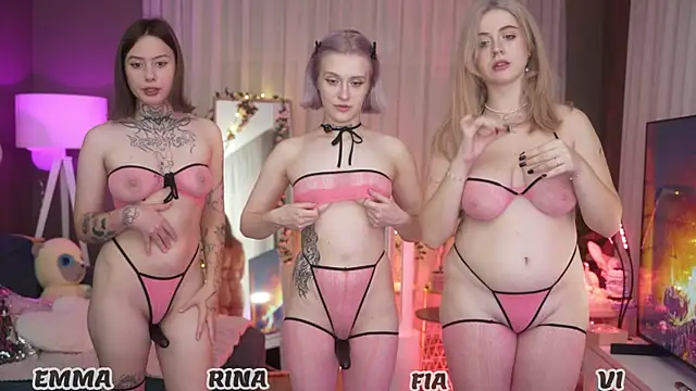 Snapshot of your_favoritegirls chatting on 09-15-25, 04:01 your favoritegirls online show from 09-15-25, 04:01