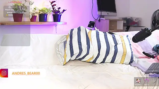 Snapshot of Little_Bear00 chatting on 03-16-25, 03:17 Little Bear00 online show from 03-16-25, 03:17