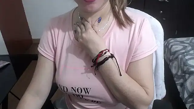 Snapshot of Luna_girlhot_ chatting on 02-08-25, 04:36 Luna girlhot online show from 02-08-25, 04:36