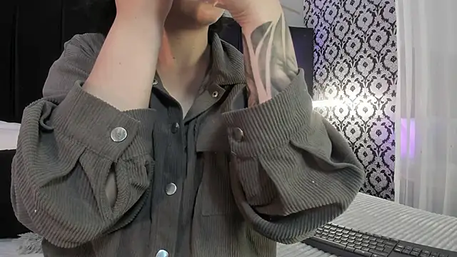 Adeelinee online show from 11-18-25, 07:40