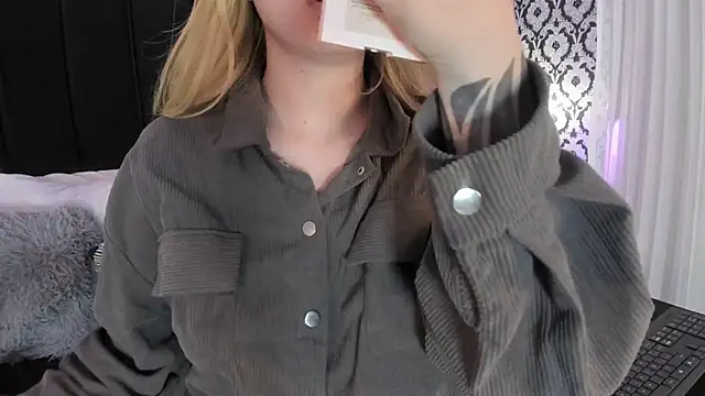 Adeelinee online show from 11-19-25, 07:47