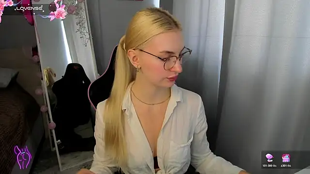 Snapshot of Kimmy_powell chatting on 06-30-26, 04:02 Kimmy powell online show from 06-30-26, 04:02