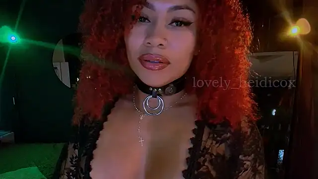 Snapshot of HeidiCox chatting on 11-23-25, 09:25 HeidiCox online show from 11-23-25, 09:25