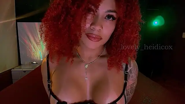 Snapshot of HeidiCox chatting on 12-21-25, 01:24 HeidiCox online show from 12-21-25, 01:24