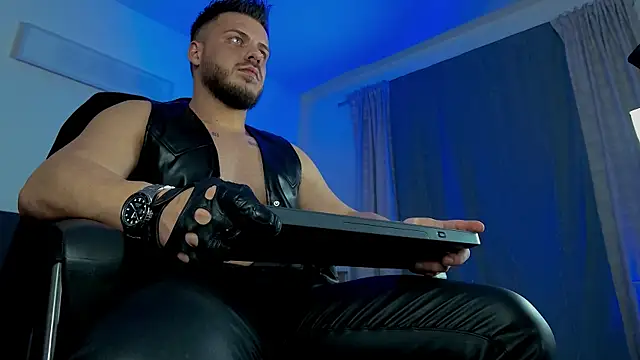 Snapshot of juliusmasters chatting on 02-08-25, 10:51 juliusmasters online show from 02-08-25, 10:51