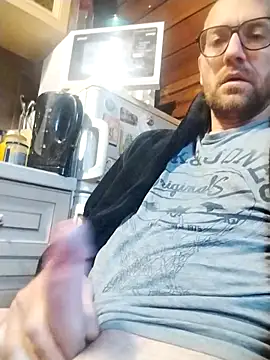 Snapshot of tomee83 chatting on 11-13-25, 07:07 tomee83 online show from 11-13-25, 07:07