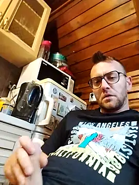 Snapshot of tomee83 chatting on 11-14-25, 09:52 tomee83 online show from 11-14-25, 09:52