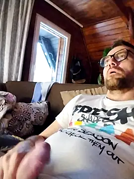 Snapshot of tomee83 chatting on 12-16-25, 01:27 tomee83 online show from 12-16-25, 01:27