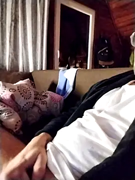 Snapshot of tomee83 chatting on 12-17-25, 05:24 tomee83 online show from 12-17-25, 05:24