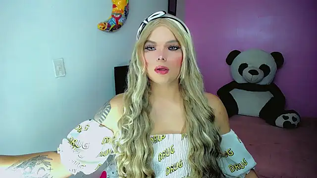 Snapshot of SweetKim21 chatting on 11-05-25, 08:03 SweetKim21 online show from 11-05-25, 08:03