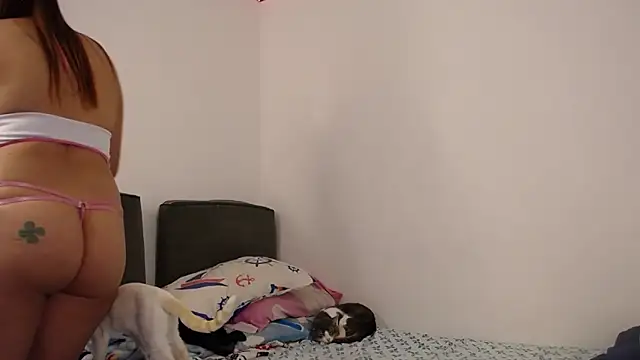 Snapshot of ZoeKuipers13 chatting on 03-02-25, 10:05 ZoeKuipers13 online show from 03-02-25, 10:05